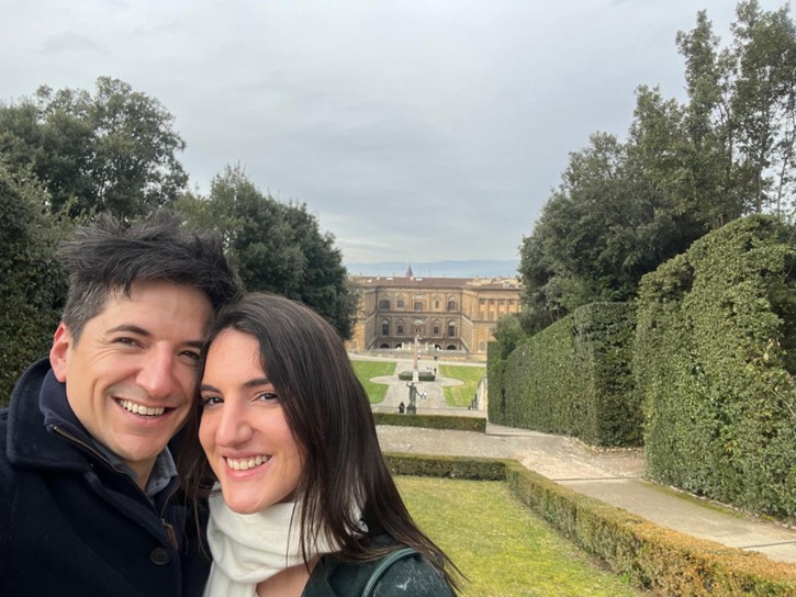Sara y Alberto en un jardín