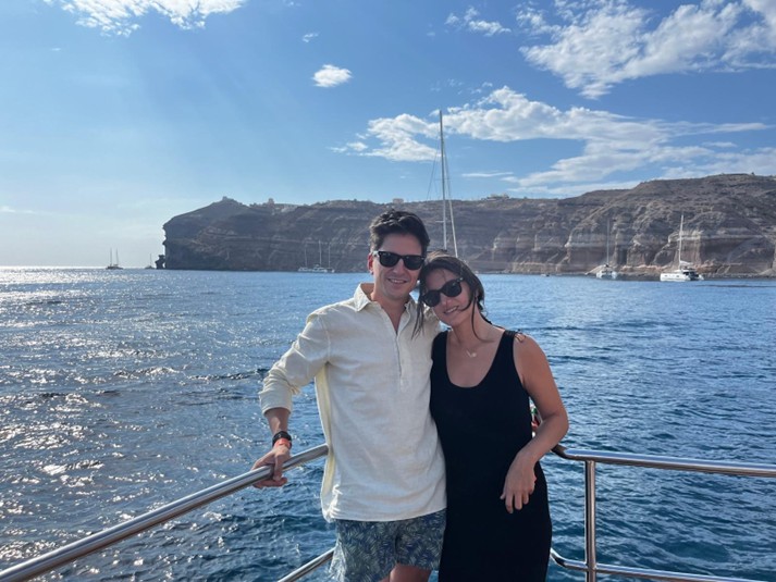 Sara y Alberto junto al mar durante un viaje